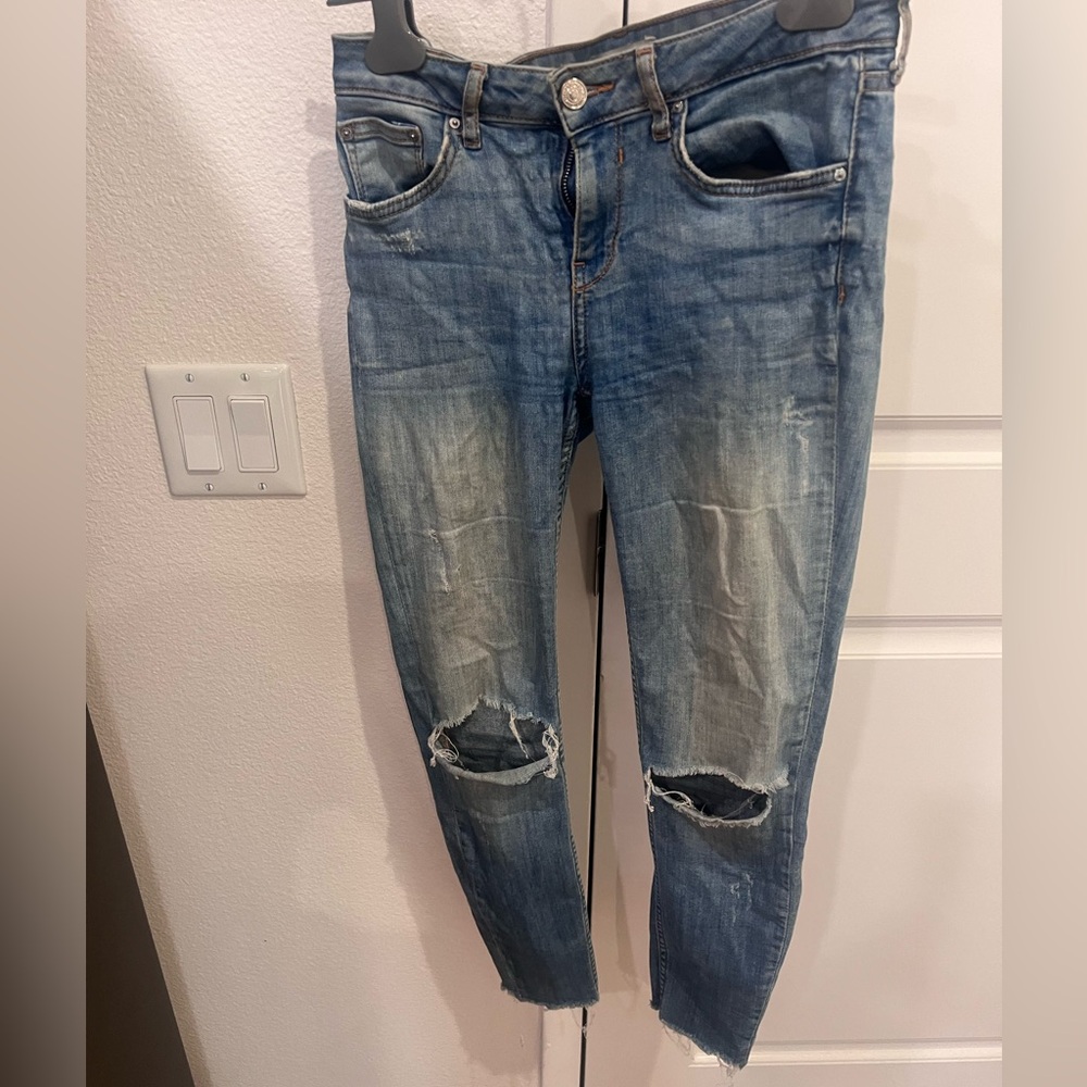 Skinny jeans with cutouts on knees